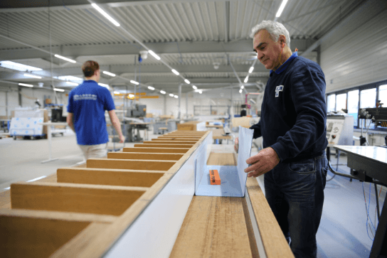 Hier zie je een medewerker van Talboom bezig met het buigen van kunststof.