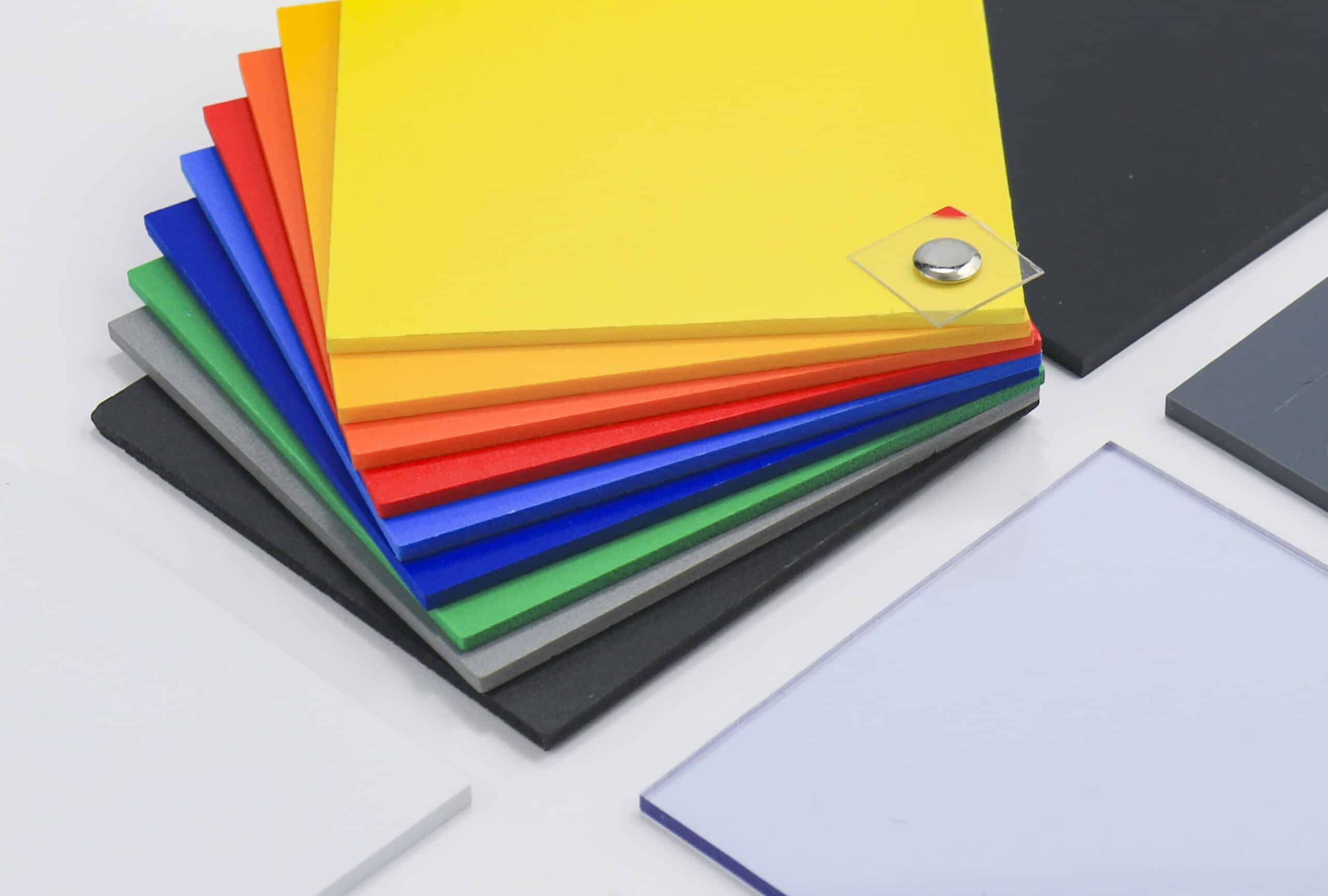 Hier zie je een voorbeeld van PVC kunststof in diverse kleuren/.