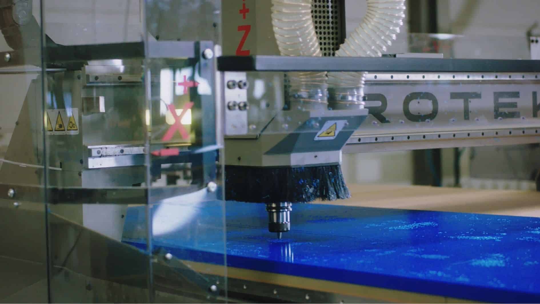 Hier zie je een freesmachine waarop een HMPE kunststof plaat met foodgrade kwaliteiten wordt gefreesd.