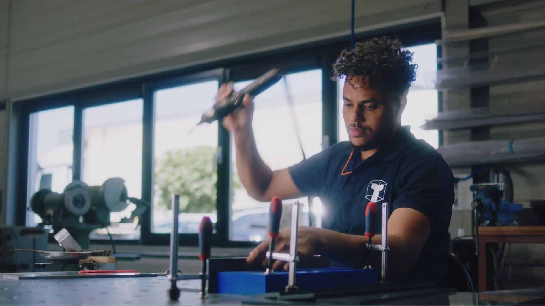 Hier zie je een medewerker die kunststof gaat lassen bij Talboom.