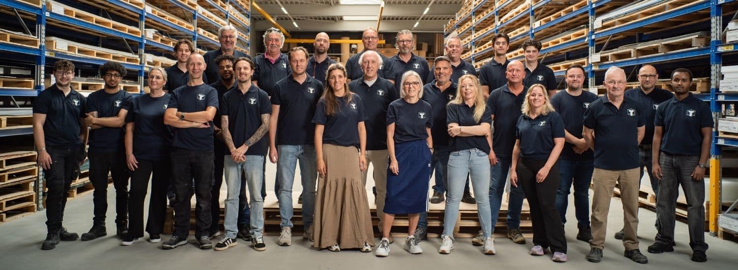 Alle medewerkers van Talboom staan als één familie bij elkaar in het magazijn van het bedrijf.